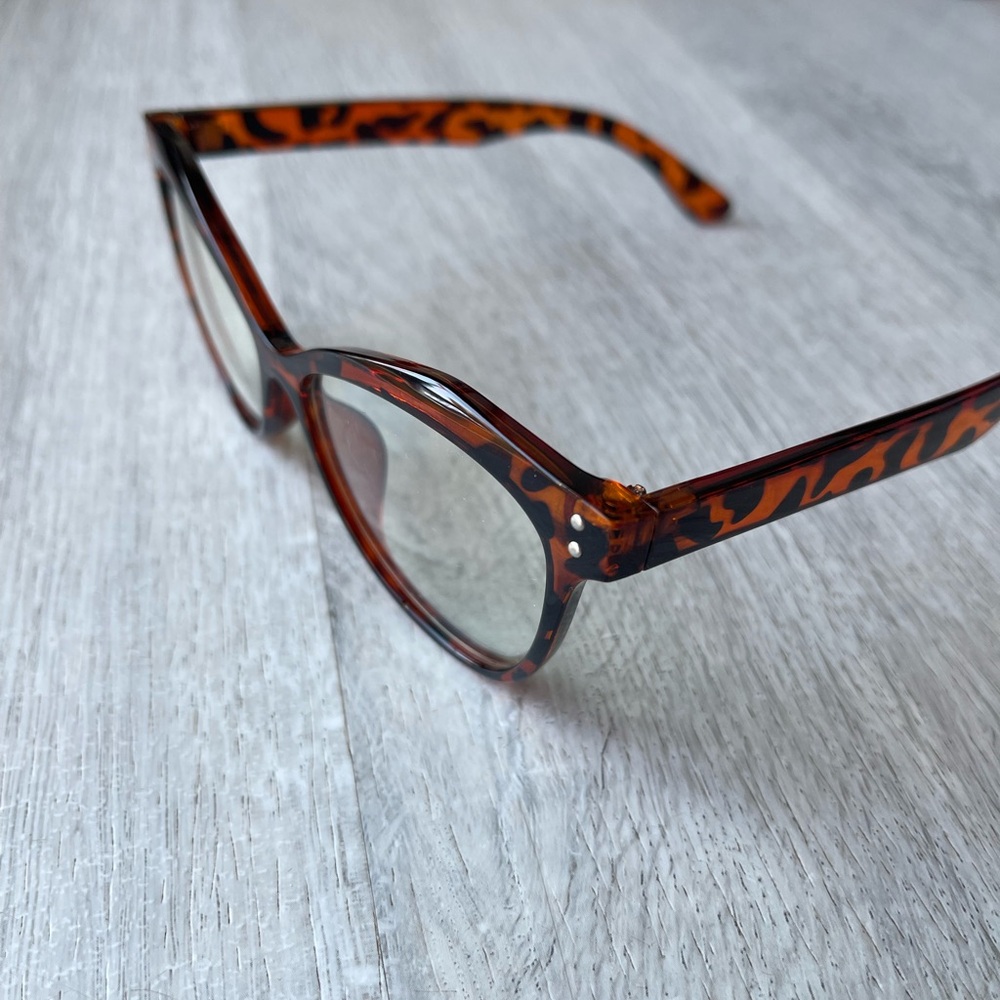 Amazon Essentials Tortoise Shell Glasses - Picture 2 of 6